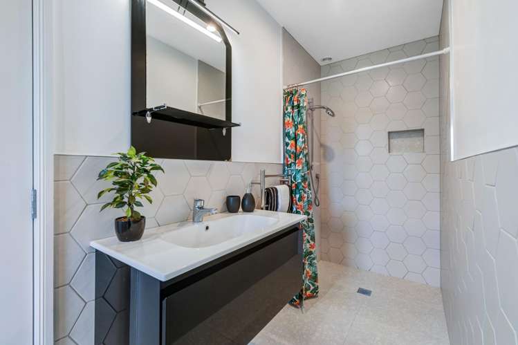 1/4 Roberts Road Matakatia_28