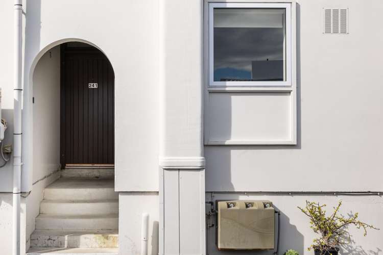 241 Marine Parade Napier South_12