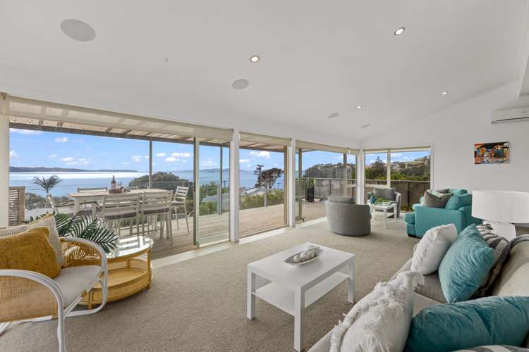 4 Piccadilly Circus Snells Beach_23