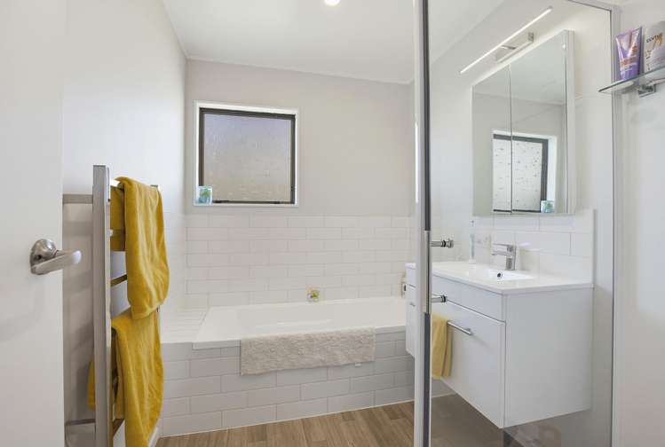 94 Omapere Street Whitby_13