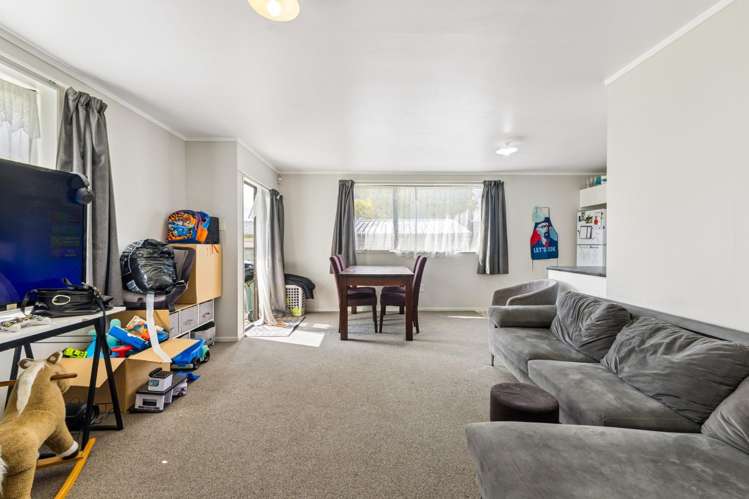 2/77 Redcrest Ave 10939_0