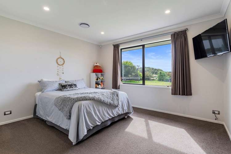 1 Coach Road Kingseat_12