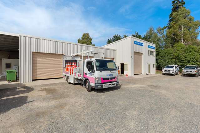 275sqm 4 Bay Industrial Warehouse with Large Yard