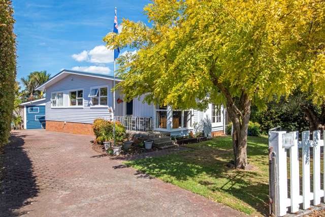 4-BEDROOM IN BUCKLANDS BEACH