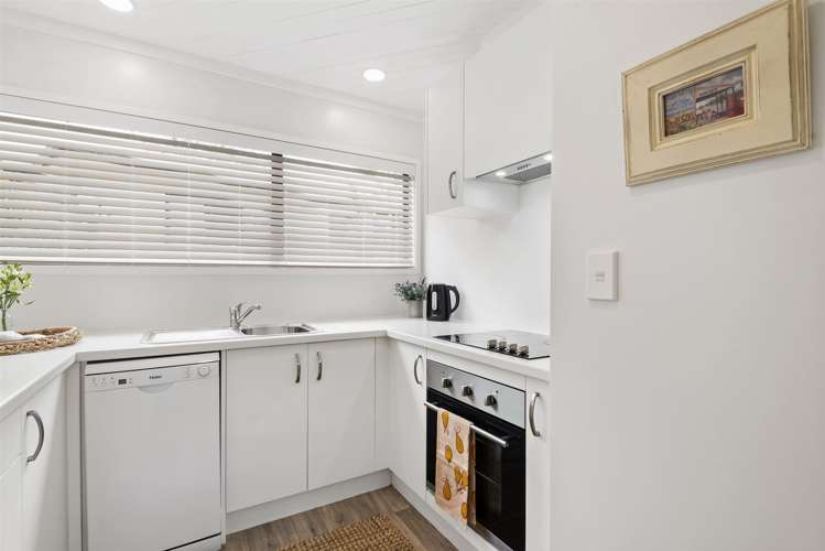 2/88 Lauderdale Road Birkdale_3