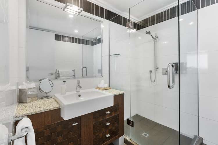 10/225 Lake Terrace Waipahihi_13