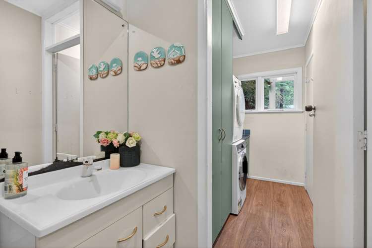 5 Tiniroa Grove Silverstream_13