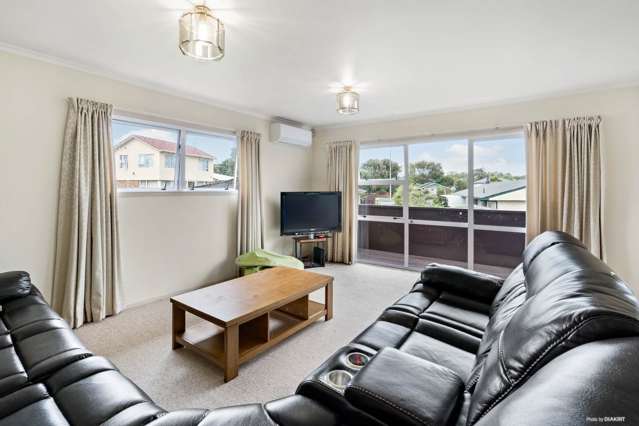 2/7 Gossamer Drive Pakuranga Heights_2