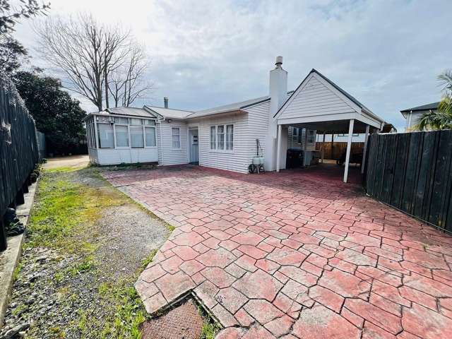 Spacious 4-Bedroom House with 3 Decks