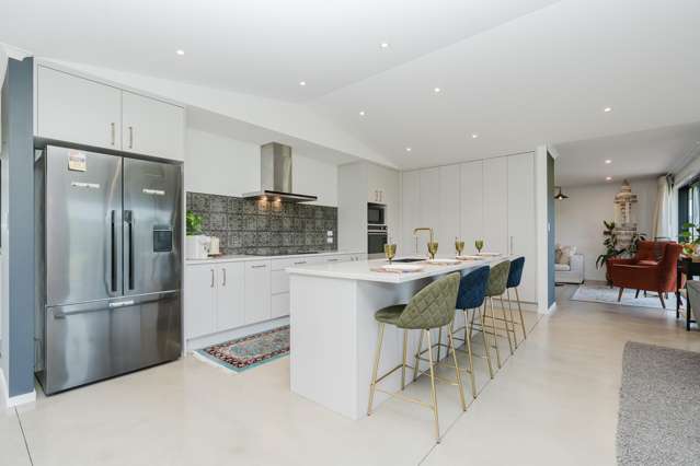 Near-New Rural Living, Minutes to Hamilton