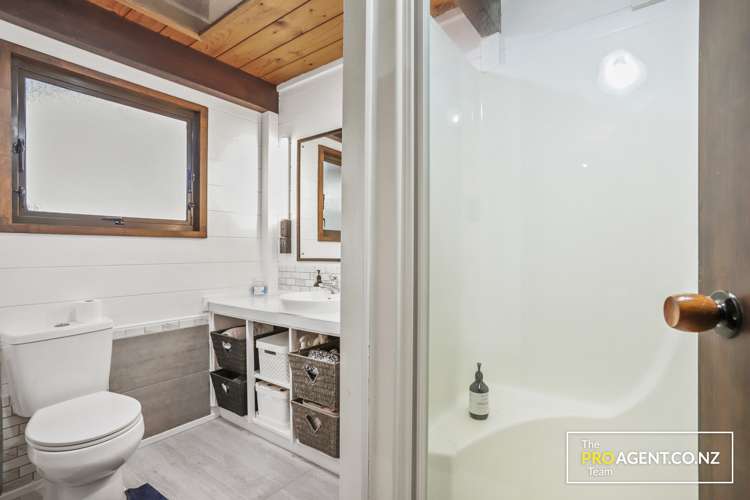 566 Scenic Drive Waiatarua_16