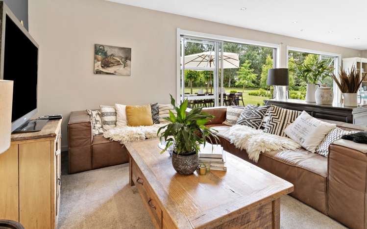 152 Willow Park Drive Opaki_11