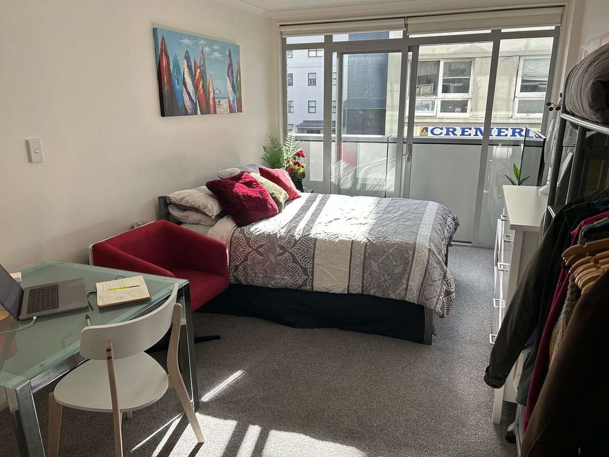 FURNISHED STUDIO OFF COURTENAY, $415pw incl bills 1
