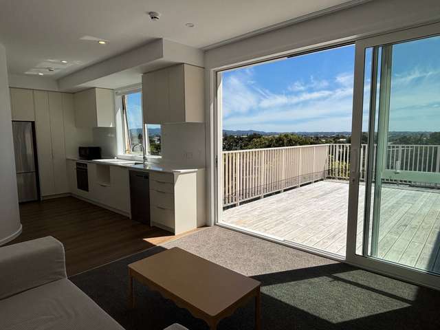 Top floor apartment w/ deck and beautiful sunsets!
