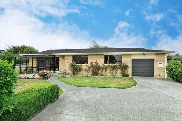 Well‑Presented Three‑Bedroom Home with Conservatory
