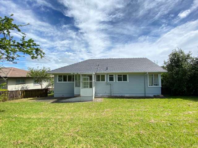 Pakuranga Road, Big Workshop Space!