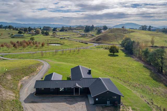 Luxury lifestyle on a 1.75ha rural canvas