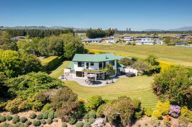 Luxurious Living With Lake Views!