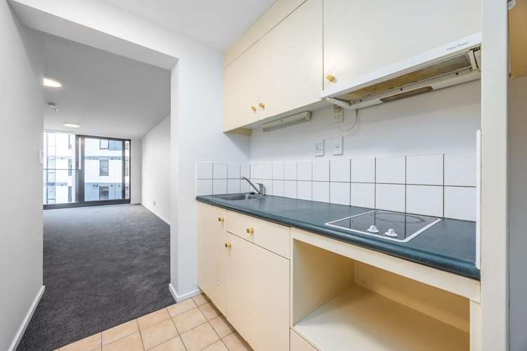 13J/3 Whitaker Place_4