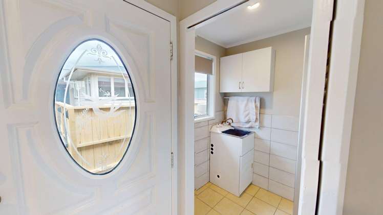 2/38a ( Front house ) Clapham Street 1226_11