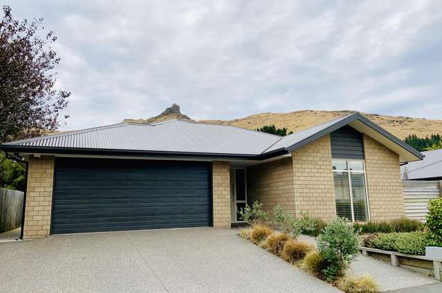 Fantastic fully furnished modern family home in prime Heathcote location!