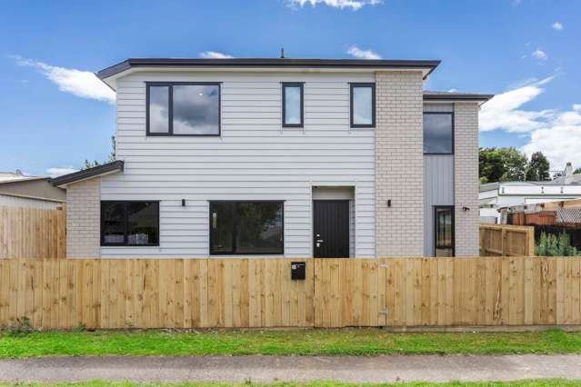 Stylish New Build with Two Master Suites – Mus...