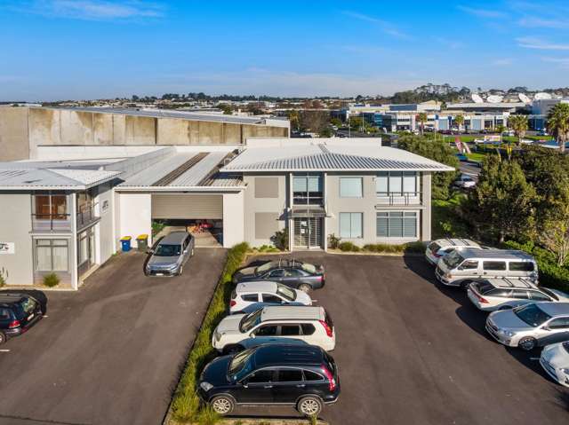 Quality road front office warehouse available