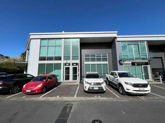 MT ALBERT WAREHOUSE/OFFICE WITH ROLLER DOOR