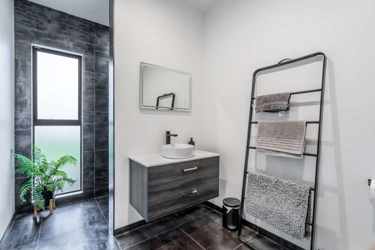 5 Black Road Otatara_11