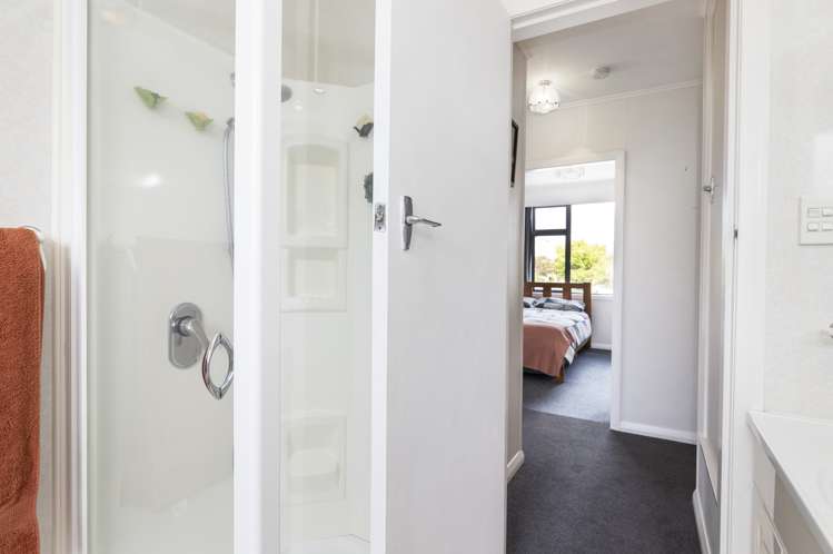 21 Newbourne Crescent Redwoodtown_13