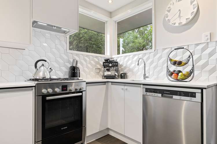 2/5 Esher Place Saint Martins_13