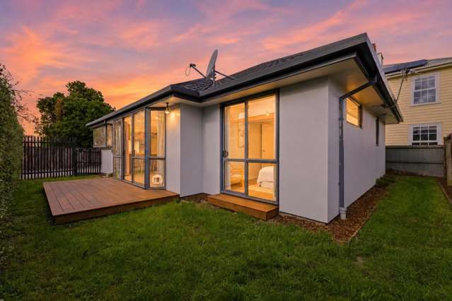Standalone. Double Garage & Freehold!