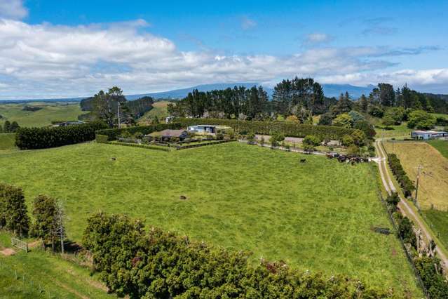 LIFESTYLE OASIS WITH DISTANT SEA VIEWS
