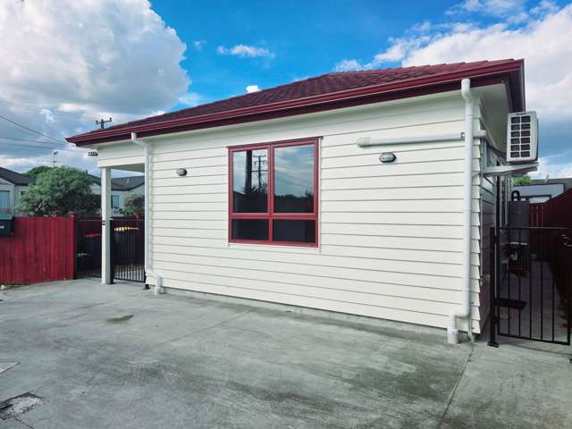 Stylish, Living in a Super Handy Location!