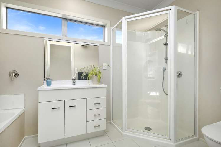 22a Bartlett Grove Tawa_13