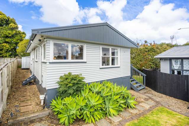 Charming Bungalow with Private Garden & Potential