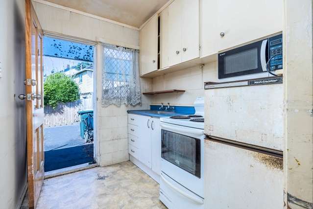 Abandoned Mount Albert flat sells for $425,000 in ‘screamingly good deal’