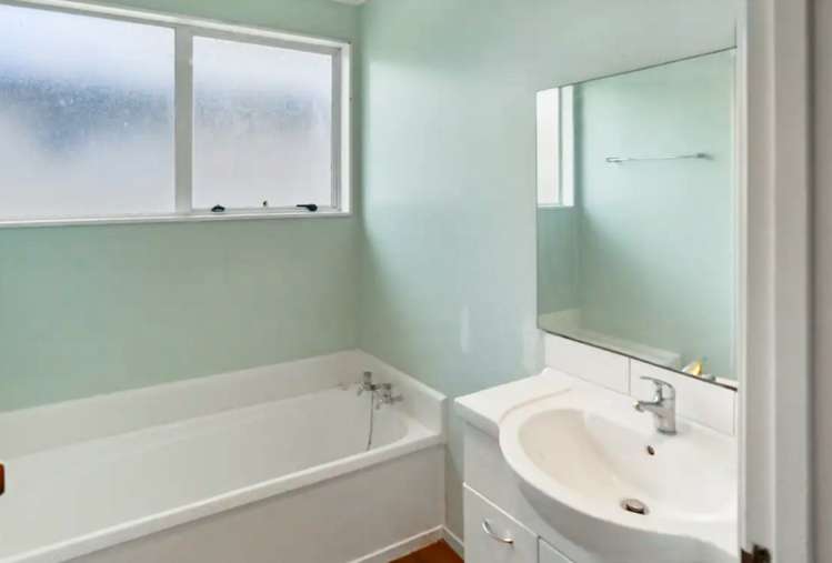 2/4 Ebenezer Way Clendon Park_9