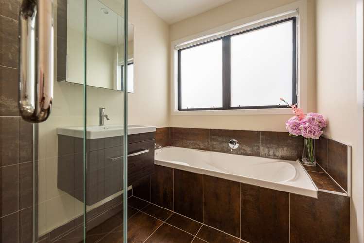 16 Red Beech Avenue Woodridge_17