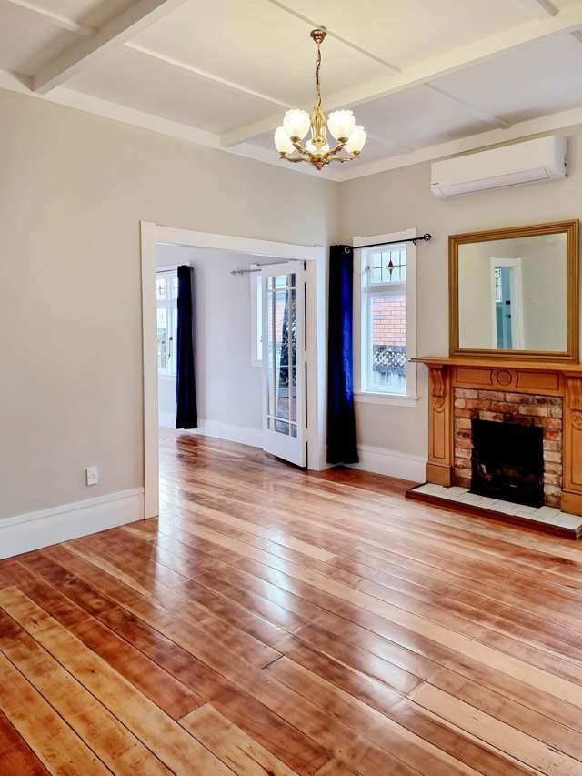 This  home is ready for a new family in the he...
