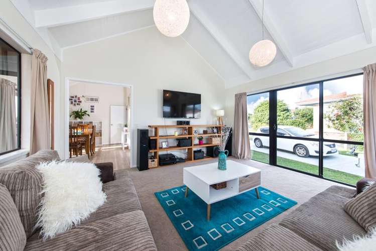 90 Flanshaw Road Te Atatu South_0