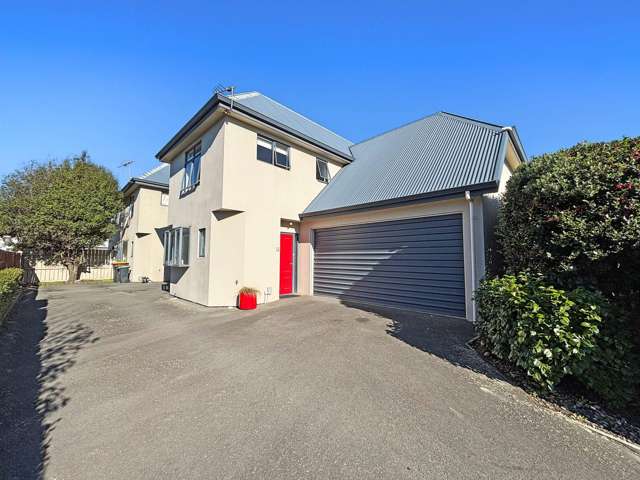 RICCARTON - 3 BEDROOMS 2.5 BATHROOMS, HEATPUMP, DOUBLE GARAGE