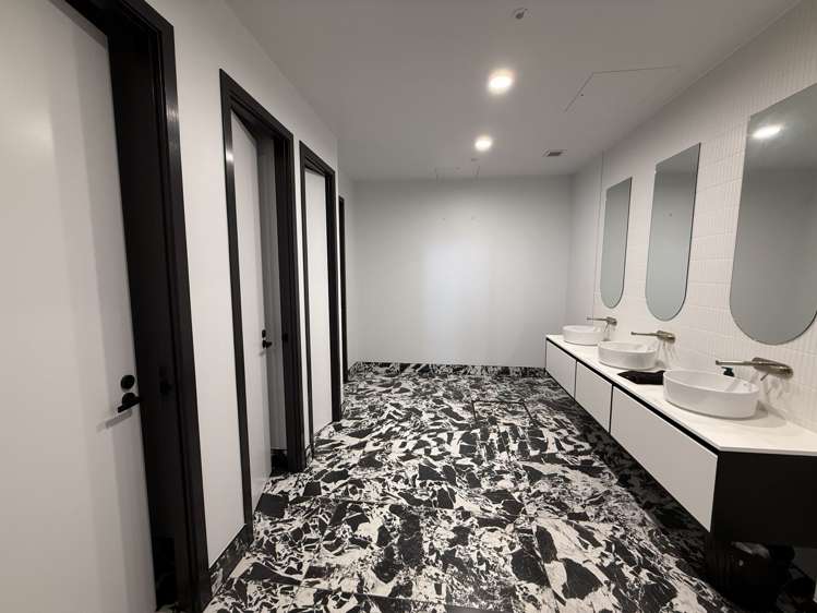 Shop 5/128 Hurstmere Road Takapuna_19