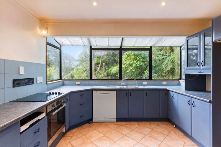 416 Scenic Drive Waiatarua_12