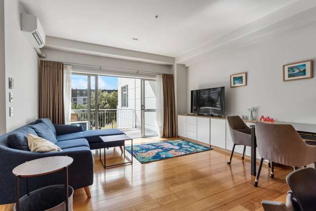 One Bed Apartment with Parking in The Landings