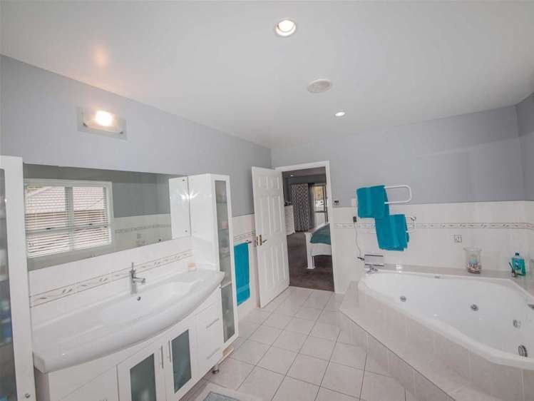 7 Didsbury Grove Churton Park_11