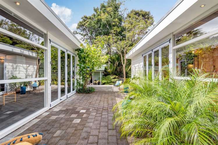133 Woodlands Park Road Titirangi_1