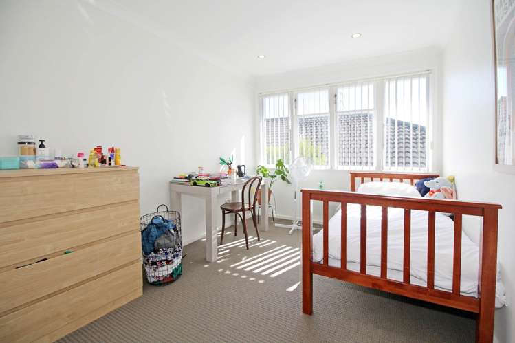 32 Holland Avenue Pt England_6