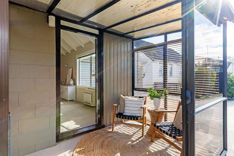 42b Delaware Crescent Russley_1