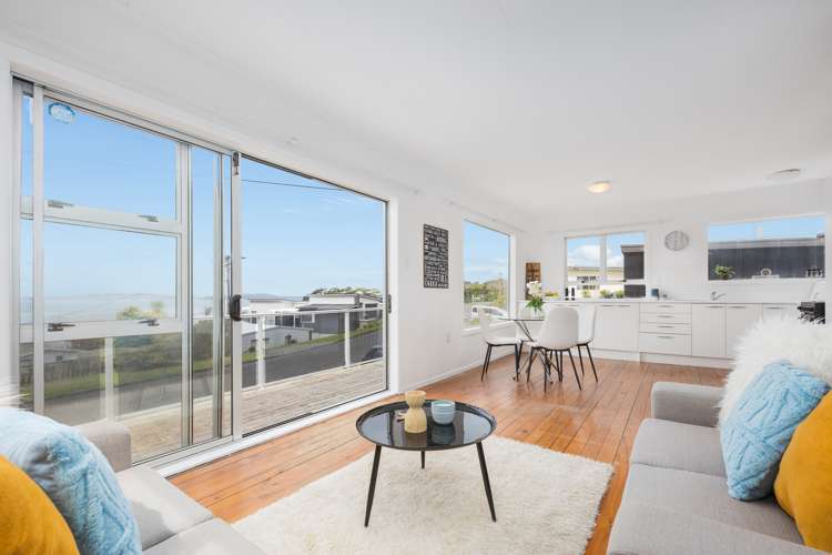 9 Piccadilly Circus Snells Beach_20